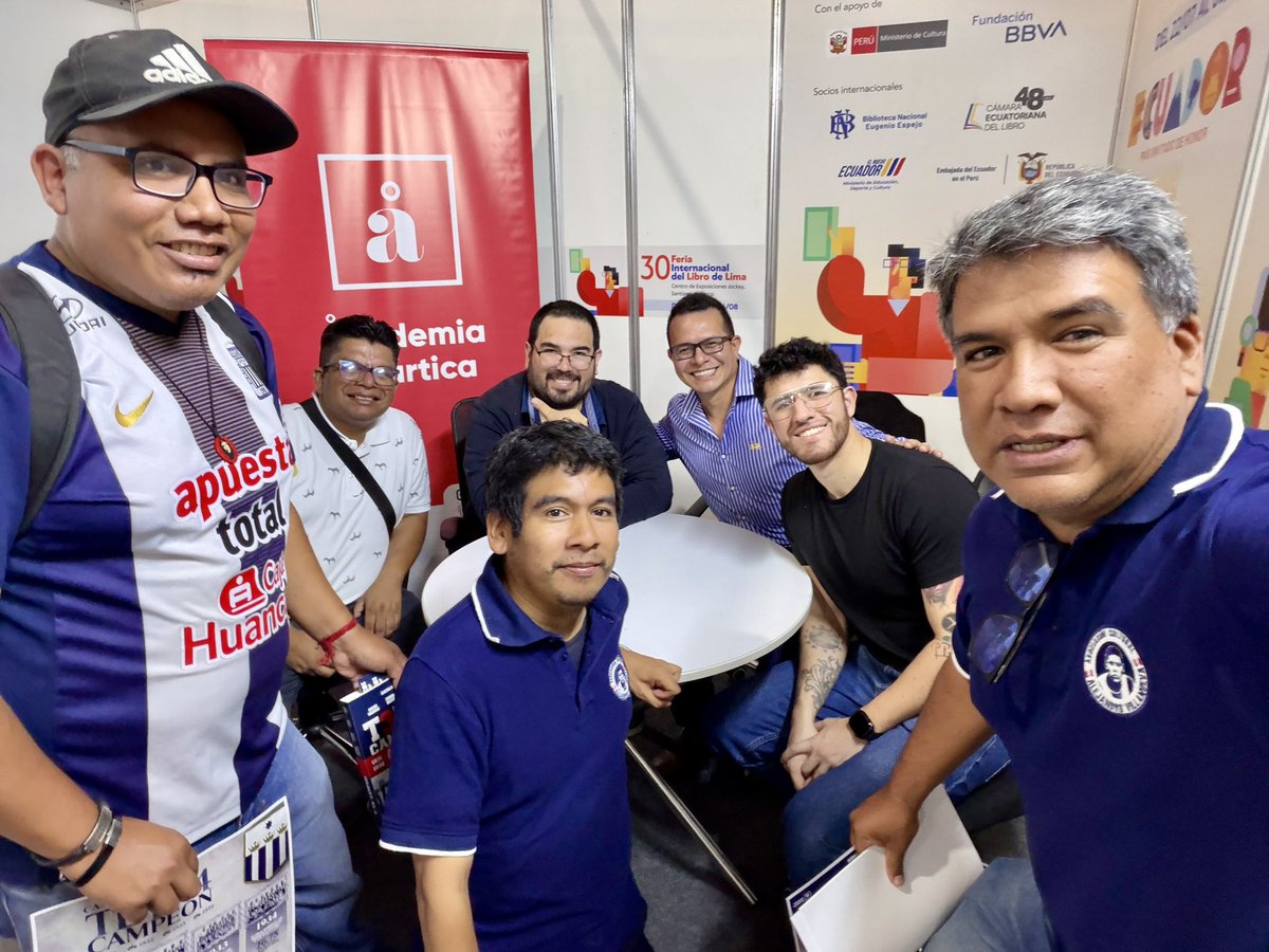 alejvillanueva9's tweet photo. Acudimos a la presentación del libro TETRACAMPEONES en la Feria Internacional del Libro llevado a cabo en el C.C. Jockey Plaza. Un libro de investigación y sin apasionamiento. Con pruebas contundentes que nos dan la razón. Tienen que comprarlo. Gracias Adhemir, David, Rubén y Edu https://t.co/49orsptq6t