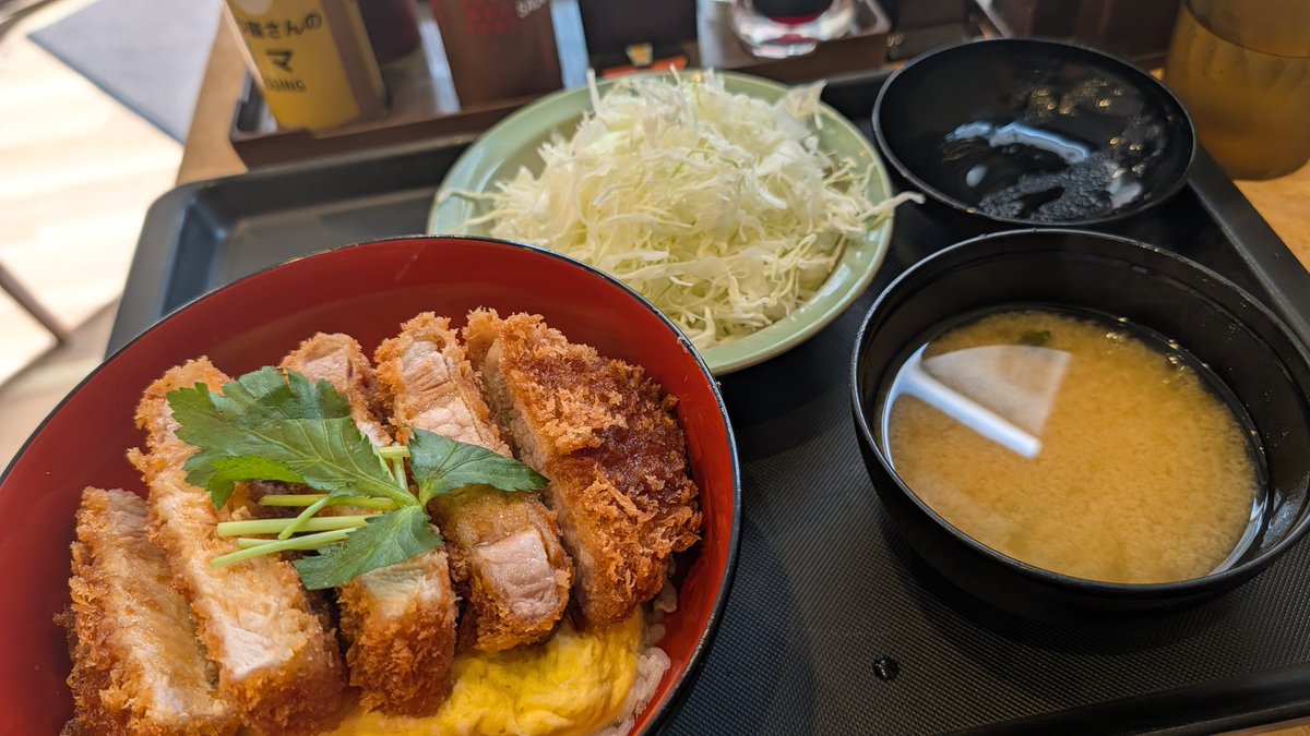 guribisco's tweet photo. 松のやの前を通ったら超厚リブロースand玉子のタレかつ丼の写真を見かけ1回通り過ぎたけど何か未練が残り引き返して食べてしまった。
結果的には普通にかつ丼食った方が良かったかな。
脂肉多すぎ、味の無い玉子焼きがむしろ邪魔。
並でしたが普通に完食できず無念🥺

#松のや 
#期間限定メニュー https://t.co/QPJdavnK7L