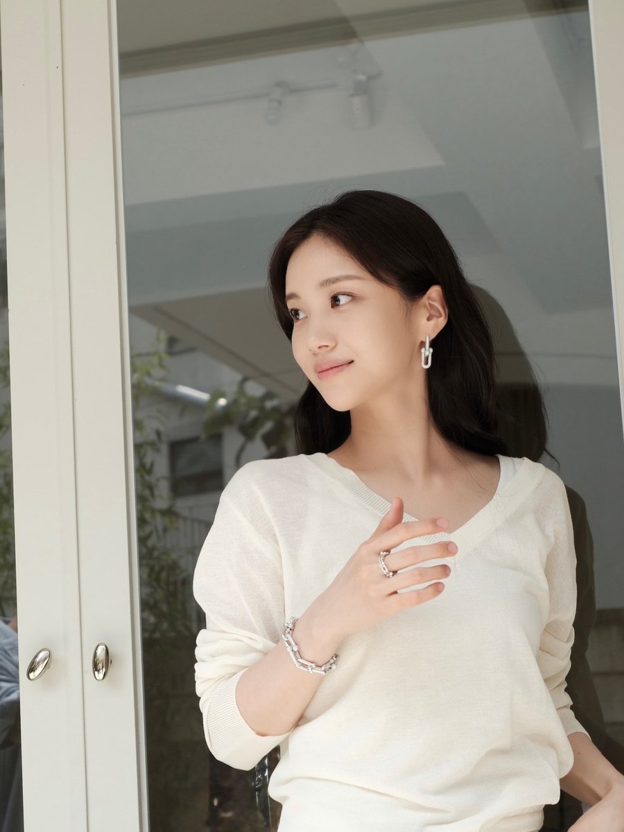 Hwayeyon's tweet photo. A little Tiffany &amp; Co. silver goes a long way in making an ordinary day feel magical. https://t.co/I2dBfcm9ow