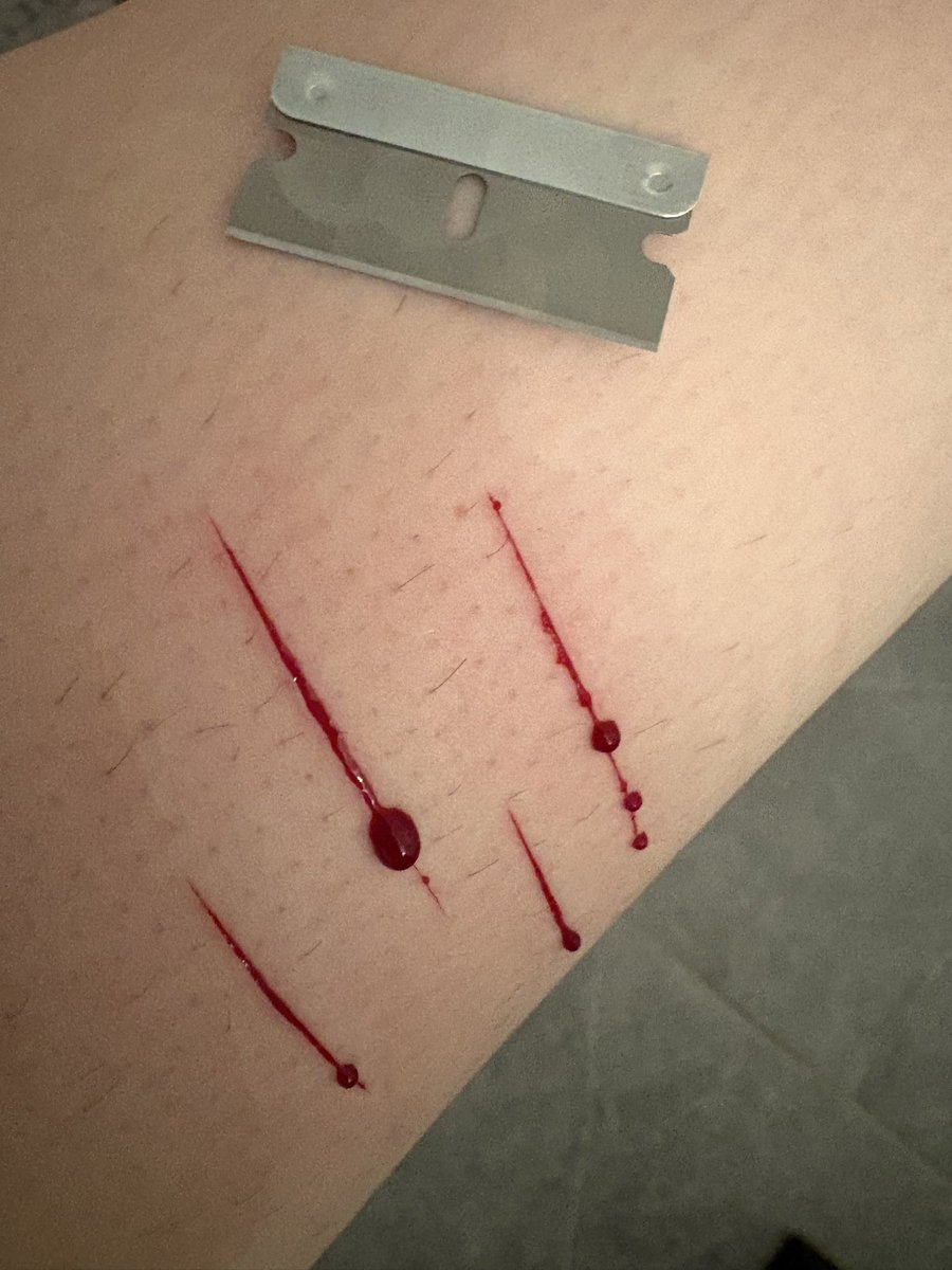 sugarsamsam's tweet photo. ignore leg hair #shedtwt https://t.co/AN9O3uApnH