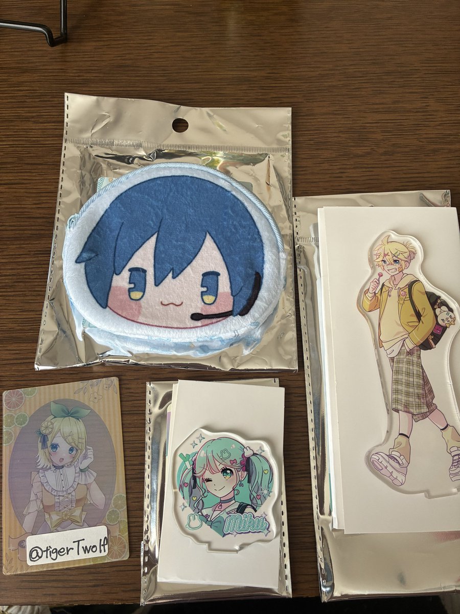tigerTwolf's tweet photo. 【交換】キャンドゥ CanDo
ピアプロキャラクターズ

出）KAITOカイトポーチ
初音ミクアクスタ
鏡音レンアクリルスタンド

求）同種鏡音リン

郵送>>マジカルミライ大阪金曜日（夜公演） https://t.co/cAVP1XnZvo