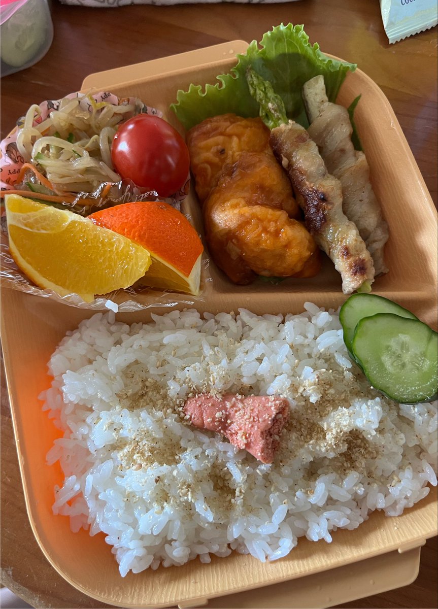 hanasakabba's tweet photo. 今日はまさかの生育��良で連休。お弁当の支度をしてあったので、家族に作りおく用のプレートに残り物共々盛り付けてみました。
鶏チリ、もやしの胡麻酢和え、アスパラと茄子の肉巻き、プチトマト、きゅうりの糠漬け、たらこ、オレンジ。
#お弁当 #お弁当記録 https://t.co/Cz9TN32nf5