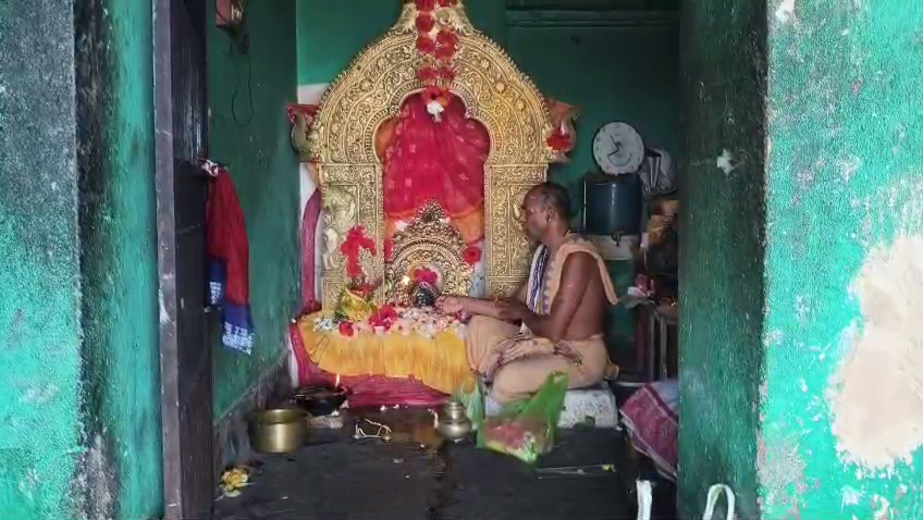 badakhabarnews's tweet photo. #ଭଟ୍ଟାରିକା_ମନ୍ଦିରରେ_୫_ଫୁଟ୍‌_ପାଣି
-ନରସିଂହପୁର: ବଡ଼ମ୍ବାର ଭଟ୍ଟାରିକା ମନ୍ଦିର ଗର୍ଭଗୃହରେ ପଶିଲା ବନ୍ୟାପାଣି
-ଭଟ୍ଟାରିକା ମନ୍ଦିର ଭିତରେ ୫ ଫୁଟ୍‌ ବନ୍ୟାଜଳ ପ୍ରବାହିତ
-ରତ୍ନଗିରି ପାହାଡ଼ ଉପର ସର ଘରକୁ ଦେବୀ ଭଟ୍ଟାରିକା ସ୍ଥାନାନ୍ତର
#BhattarikaTemple #BadambaFlood #Narasinghpur #TempleFlooded #BadaKhabar https://t.co/QrdIYezhxE