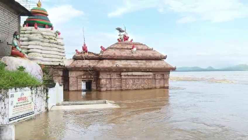 badakhabarnews's tweet photo. #ଭଟ୍ଟାରିକା_ମନ୍ଦିରରେ_୫_ଫୁଟ୍‌_ପାଣି
-ନରସିଂହପୁର: ବଡ଼ମ୍ବାର ଭଟ୍ଟାରିକା ମନ୍ଦିର ଗର୍ଭଗୃହରେ ପଶିଲା ବନ୍ୟାପାଣି
-ଭଟ୍ଟାରିକା ମନ୍ଦିର ଭିତରେ ୫ ଫୁଟ୍‌ ବନ୍ୟାଜଳ ପ୍ରବାହିତ
-ରତ୍ନଗିରି ପାହାଡ଼ ଉପର ସର ଘରକୁ ଦେବୀ ଭଟ୍ଟାରିକା ସ୍ଥାନାନ୍ତର
#BhattarikaTemple #BadambaFlood #Narasinghpur #TempleFlooded #BadaKhabar https://t.co/QrdIYezhxE