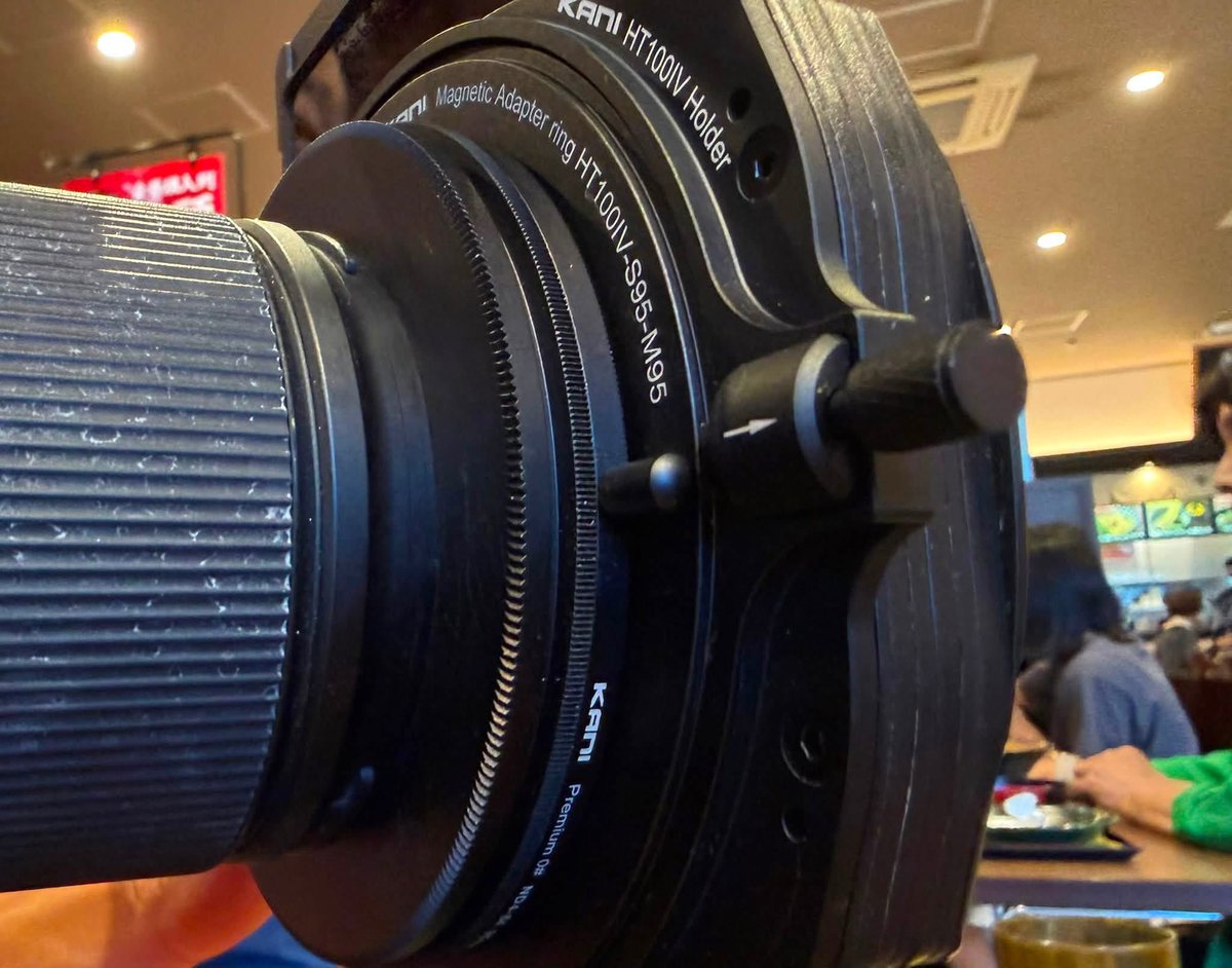 kani_filter's tweet photo. KANIアンバサダープラス Nori Ito氏と阿蘇に行く前に北九州で打ち合わせ。

ND4-64+HT100Ⅳシステムを気に入って頂き、NoriさんプロデュースのFSAWI ND4-64+CPLも動画向けで大好評です。

Noriさんとしては、ND4-64 95mm(レンズが違うものにはステップアップリング、ケラレに強い)+HTⅣ magnetic adapter+HTⅣ Magnetic CPL+35種類のマグネットフィルターが使えるというのがベストとのことです。
先日ご購入頂いた民放放送で動画を撮られている方も同様のことをおっしゃっていました。

KANI可変ND最新版のND4-64はホワイトバランスの変化が非常に少ないのも利点です。
ND4-64はレンズ口径とフィルター口径寸法が変わらないことからフードに干渉することなく使用することができます。

●FSAWI ND4-64+CPL
https://t.co/Bk39tXskea
●ND4-64ラインナップ
https://t.co/8dxvjACdVu
●HTⅣ Magnetic フィルター
https://t.co/5tZFXAXRD0
●HTⅣ Magnetic adapter
https://t.co/YoysldcHrq

@TheNoriIto