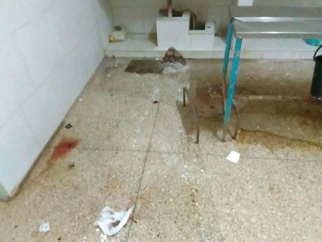 Remedios8370's tweet photo. 💔 ¡CUBA DESPIERTA!Hospital de Manzanillo (Granma) 
Es indignante ver el abandono y la insalubridad en la que tienen a nuestro pueblo. ¡Basta de justificaciones! La salud de los cubanos no puede esperar más.
 #SOSCuba  #Manzanillo #CrisisSanitaria https://t.co/wKJXrrPJHY