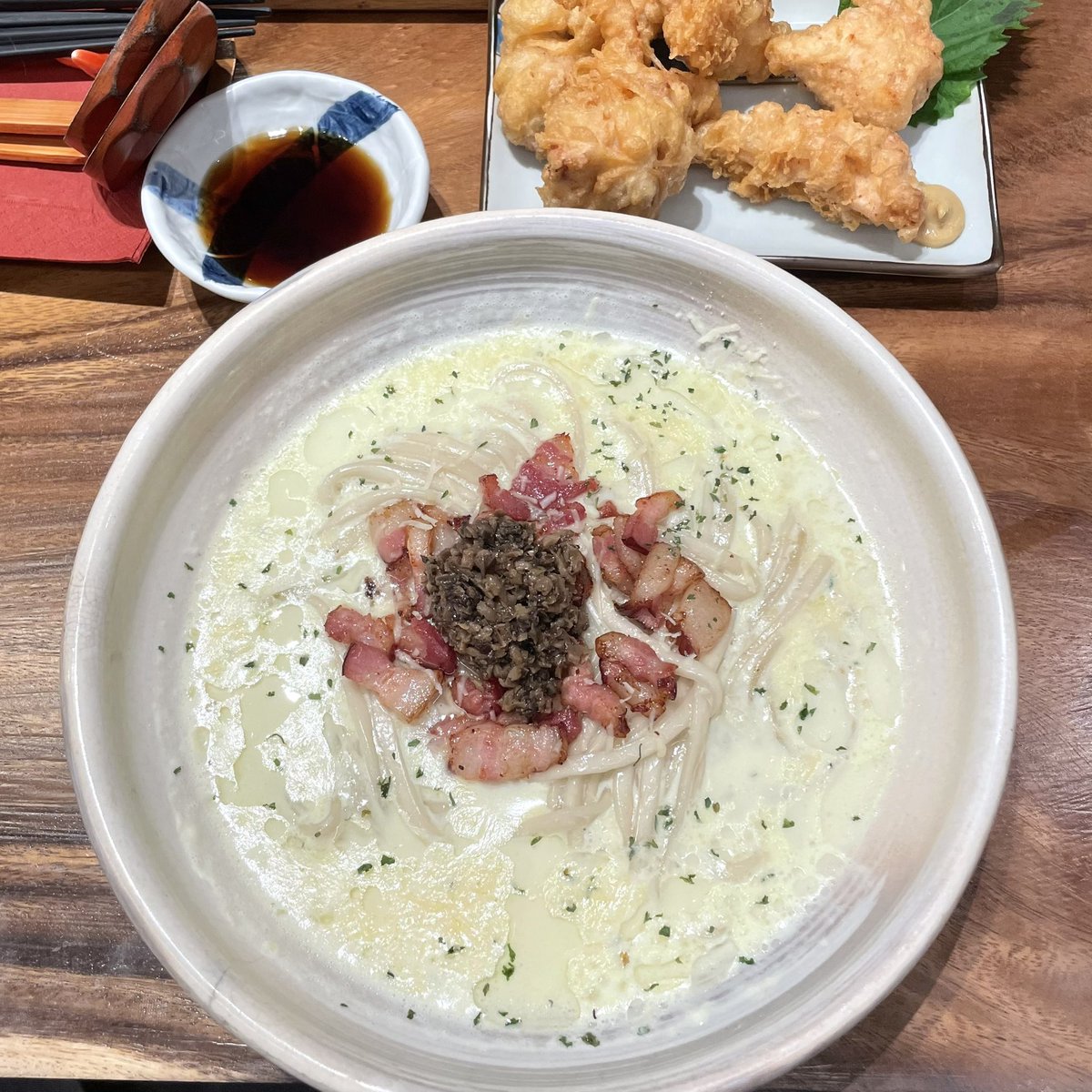 anne_nosorus's tweet photo. ขอยืนยันอีกเสียงว่าอร่อยจริงๆเส้นนุ่มหนึบ🤤 
เราชอบทานทรัฟเฟิลมากของที่นี่ถือว่าทำถึงหอมทรัฟเฟิลเข้มข้นมากๆ 
ใครไปอยากให้สั่งไก่ทอดเทมปุระด้วยอ่ะแล้วจะติดใจแป้งกรอบๆไก่นุ่มๆฟินนนน🤩 https://t.co/FyRaKyMpYX