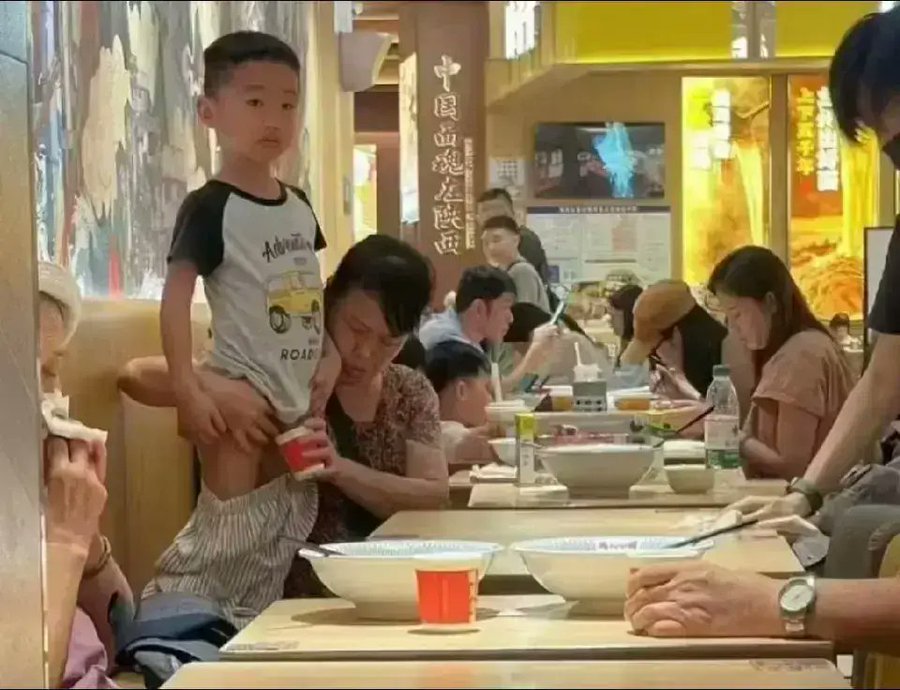 Keke965610Ke's tweet photo. 誰も何とも思わない、これが当たり前😅
ルール無用の民度の低さ🤣🤣🤣
中国から出るなよ😡🗣️🗣️🗣️ https://t.co/XnDhqrnLM3