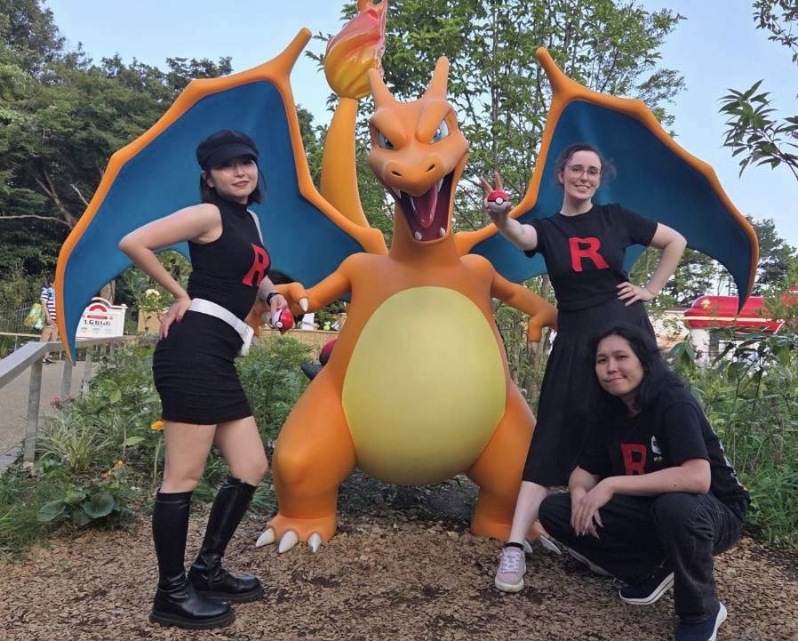 otopokemonc's tweet photo. ポケパークが控えめに言って最高すぎた😆
これから行かれる方はぜひR団のマーク手作りおすすめ！キャストさんもキャラクターの反応可愛すぎた笑
ここ最近のデッキパートナーと写真が撮れたの本当に嬉しい💛💛💛💛 https://t.co/VLHtEdEXc5