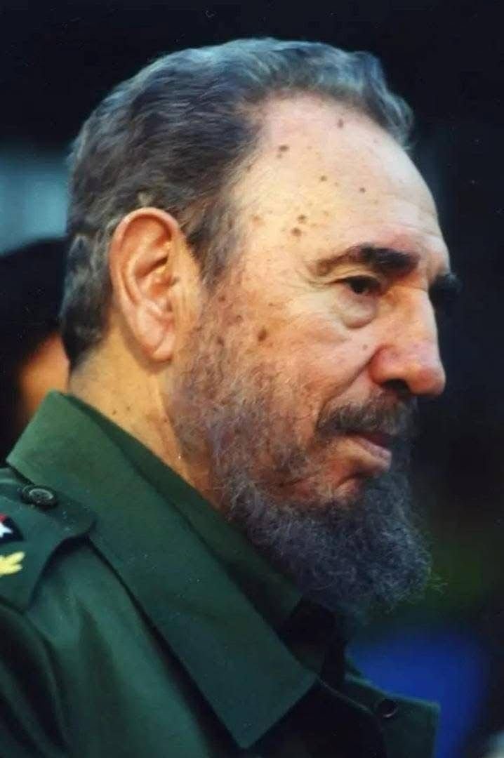 IzquierdoAlons1's tweet photo. Fidel: “De modo que estudiar la historia y estudiarla a fondo es quizás el instrumento más extraordinario de que dispongamos para trasmitir valores, sentimientos patrióticos, sentimientos revolucionarios, sentimientos heroicos”. #LaHabanaViveEnMí 
#100AñosConFidel https://t.co/URlQ6DwDif