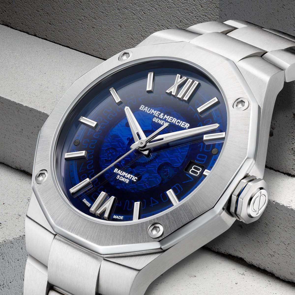 hpauthentic's tweet photo. #BaumeEtMercier Riviera 10616 🇨🇭🇨🇭🇨🇭
Lấy cảm hứng từ phong cách sống phóng khoáng của vùng French Riviera, Riviera 10616 nổi bật với mặt số sapphire xanh trong suốt, cho phép chiêm ngưỡng chuyển động của bộ máy Baumatic ngay từ mặt trước. Kết hợp vành bezel 12 cạnh đặc trưng cùng dây đeo tích hợp, mẫu đồng hồ mang đến sự cân bằng hoàn hảo giữa nét thể thao và vẻ thanh lịch.