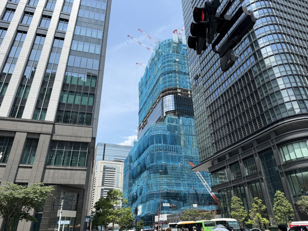 HiroMusician's tweet photo. 今日は所用で東京駅へ。
楽器のメンテナンス目的でしたがついでに東京周辺を観光🙌

コイツ、完成すれば日本一高いビルになるらしいですよ🙄 https://t.co/AXMjFX1sAC