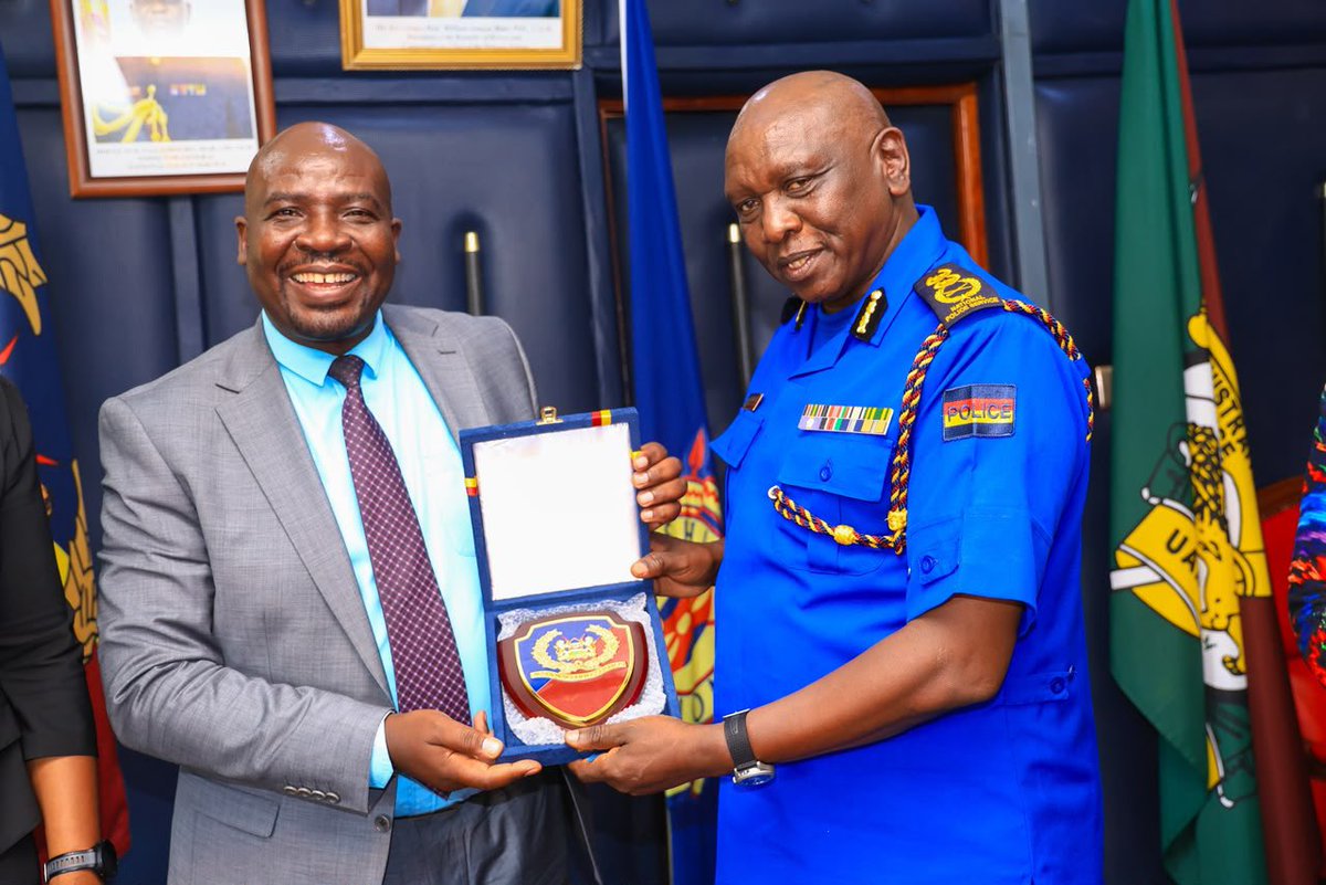 NPSOfficial_KE's tweet photo. 𝗖𝗢𝗨𝗥𝗧𝗘𝗦𝗬 𝗖𝗔𝗟𝗟 𝗕𝗬 𝗔𝗠𝗡𝗘𝗦𝗧𝗬 𝗜𝗡𝗧𝗘𝗥𝗡𝗔𝗧𝗜𝗢𝗡𝗔𝗟 𝗞𝗘𝗡𝗬𝗔 𝗔𝗡𝗗 𝗖𝗜𝗩𝗜𝗟 𝗦𝗢𝗖𝗜𝗘𝗧𝗬 𝗢𝗥𝗚𝗔𝗡𝗜𝗦𝗔𝗧𝗜𝗢𝗡𝗦 𝗢𝗡 𝗧𝗛𝗘 𝗜𝗡𝗦𝗣𝗘𝗖𝗧𝗢𝗥 𝗚𝗘𝗡𝗘𝗥𝗔𝗟 𝗢𝗙 𝗣𝗢𝗟𝗜𝗖𝗘, 𝗠𝗥. 𝗗𝗢𝗨𝗚𝗟𝗔𝗦 𝗞𝗔𝗡𝗝𝗔

The Inspector General of the National Police Service, Mr. Douglas Kanja, today, 29th July 2026, hosted a delegation from Amnesty International Kenya and representatives of various civil society organisations for a courtesy call. The meeting sought to strengthen collaboration on matters of mutual interest, particularly rights-based policing, public safety, and preparations for the 2027 General Elections.

Discussions focused on enhancing constructive engagement between the National Police Service and civil society, with particular attention to accountability, the strengthening of community policing, support for peaceful public assemblies, and the identification of practical areas for collaboration in accordance with the Constitution and the rule of law.

Addressing the meeting, the Inspector General thanked the delegation for the visit and reaffirmed the National Police Service’s commitment to constructive engagement with civil society in pursuit of professional, rights-based policing. He underscored that security is a shared responsibility and that the partnership offers a valuable platform for rebuilding public trust, strengthening community policing, and identifying collaborative opportunities aligned with the Service’s Strategic Plan (2023–2027) and its agenda of transforming police stations and all other service areas into Centres of Excellence in service delivery. He further emphasised the importance of ongoing reforms—particularly capacity-building and digitisation—as essential drivers of integrity, transparency, accountability, and effective policing.

Speaking on behalf of the delegation, the Executive Director of Amnesty International Kenya, Mr. George Morara, acknowledged the positive working relationship between the National Police Service and civil society organisations, and reiterated his organisation’s commitment to continued collaboration. He also highlighted the importance of ongoing engagement with communities to improve community policing and restore public confidence, as well as the need for collaborative efforts on election security preparedness and the mitigation of emerging security threats—including criminal gangs—through appropriate de-escalation strategies and rights-based approaches.

Mr. Morara was accompanied by Amnesty International Kenya’s Senior Campaigner for Civil Liberties, Mr. Ramadhan Rajab, and Mr. George Mwangala. Other civil society representatives in attendance included the Executive Director of The Institute for Social Accountability (TISA), Ms. Diana Gichengo; Ms. Emmy Auma of International Alert; and Ms. Wangechi Grace Kahuria of the Independent Medico-Legal Unit (IMLU).

Senior officers from the National Police Service present included the Director of Corporate Communication and Spokesperson, Mr. Muchiri Nyaga, AIG; Director of Training and Research, Mr. Aljir Hassan, AIG; Director of Legal Services, Mr. Amos Omuga, AIG; Director of ICT, Mr. Samuel Mwilu, AIG; and the Personal Assistant to the Inspector General, Mr. James Murithi, CP; alongside other senior officers.