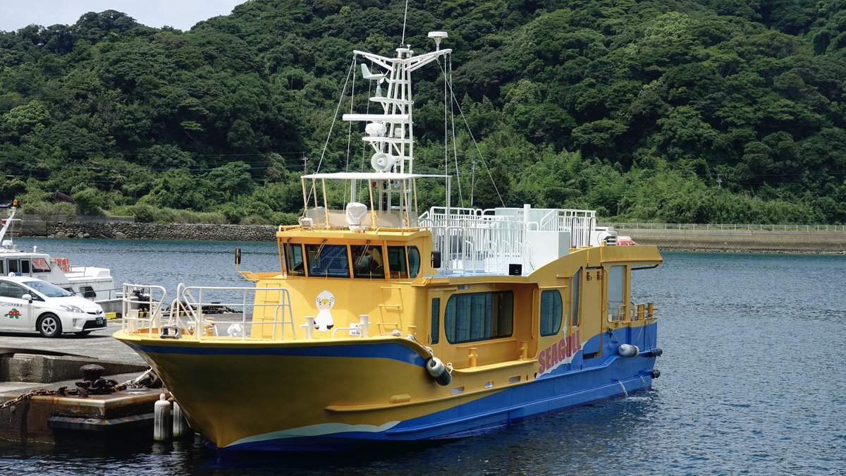 tanooma's tweet photo. 木口汽船「シーガル」福江港客船ターミナル1205時定刻出航。
見た目はいたって普通の19tクラフトだが、最近の定期船では珍しい、船底にある"水中展望室"は圧巻の迫力。
晴れの日の加速時は松本零士的な演出が…！？ https://t.co/5gFbP1KPG0
