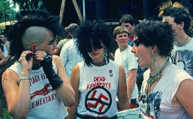 PunkRockStory's tweet photo. 43 years ago 
Dead Kennedy's Fans at the 'Rock Against Reagan Festival' , July 1983, Washington DC.

#punk #punks #punkrock #punkz #punx #deadkennedys #rockagainstreagan #history #punkrockhistory https://t.co/kl7iydkb5X