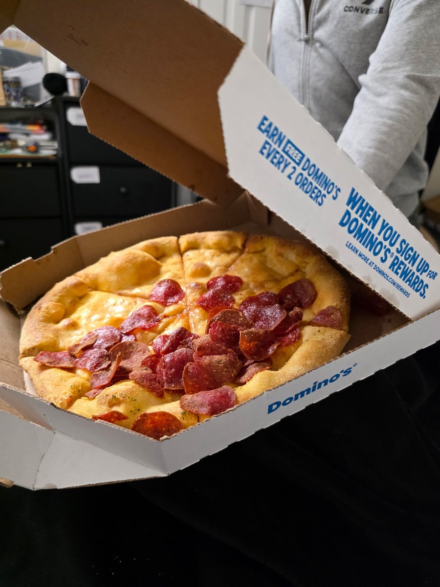 Shicole617's tweet photo. Seriously @dominos this is what you call good service and a good product? And then you don’t take responsibility that’s crazy https://t.co/0CX8pzMstG