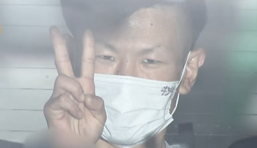tsuisoku777's tweet photo. 車上荒らしで逮捕された岩井勝平容疑者（42）、嬉しそうにピ－スサインをする。「おれは風なんだ」「なにわの風だ」と話している・・ https://t.co/8CGFvzMW27