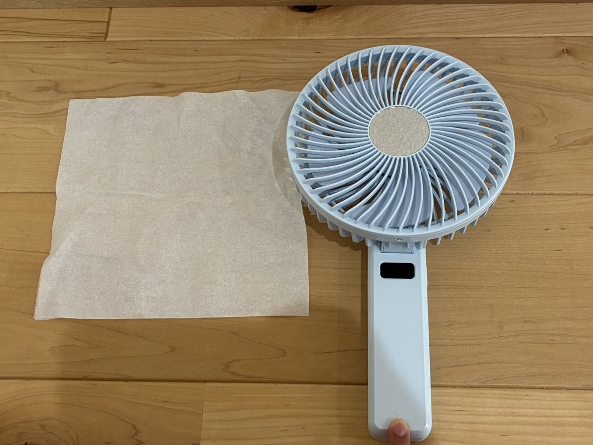 nico0v0's tweet photo. 話題のゴリラの扇風機買った🦍
1番弱い風でもこの風量よ(写真2枚目)
通販ならばここが優しいお値段と思われます⤵︎
ゴリラの扇風機 ブルー ハンディファン 卓上ファン GRF-2601B BL
[楽天] #Rakutenichiba
https://t.co/slKulHUdYb
うちは活断層も近いし富士山の噴火の影響もモロなのでそなえて損なし https://t.co/6Vxv6OO5Pl