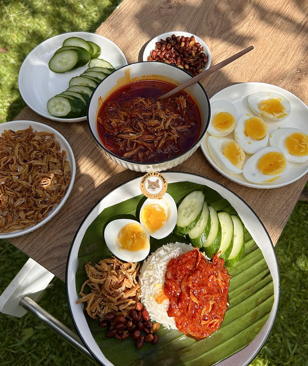 yemmeow's tweet photo. Kat rumah ni kalau masak nasi lemak mesti makan menu ni dari pagi sampai ke malam.

#yummeow https://t.co/R8ywMSuMqu