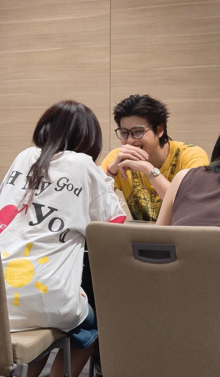 aptswl's tweet photo. fansign first time 
w/ @skywongraveee @Hirunkit_  🩵🩷

ลงไซน์สกนนครั้งแรกเดือนตุลาปีที่แล้ว ลงไป 12 ใบไม่ได้ก็โอเค ไม่เป็นไร พอครั้งที่สองปีนี้ตอนมีนา ก็ลงเล่น ๆ 2 ใบไม่ได้ มาครั้งนี้คนพูดเยอะมากว่าสามย่านแรง จั๊นก็ลงจอย ๆ เพราะมีพี่ฝากซื้อของเลยมีคูปอง 25 ใบ ฮรือ ㅠㅠ https://t.co/WCn5Eqf15H