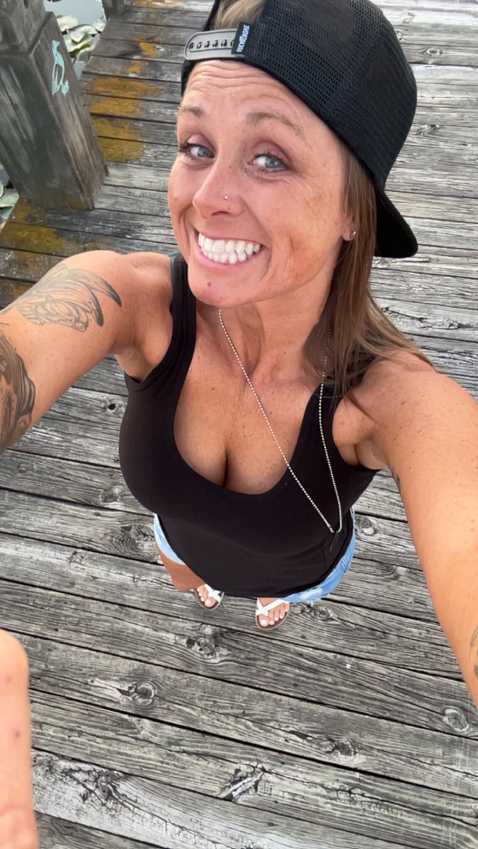 A_R3987's tweet photo. Golden hour, good vibes, and a smile that says I’m exactly where I want to be. ☀️🖤😉
https://t.co/I4Gjk4xBXO
#Smile #Selfie #GoldenHour #SummerVibes #Boardwalk #CasualCute #Confident #BlueEyes #TattooGirl #BaseballCap #FitVibes #WeekendMood #MichiganGirl #PositiveVibes #OnlyFans #OFCreator #LinkInBio