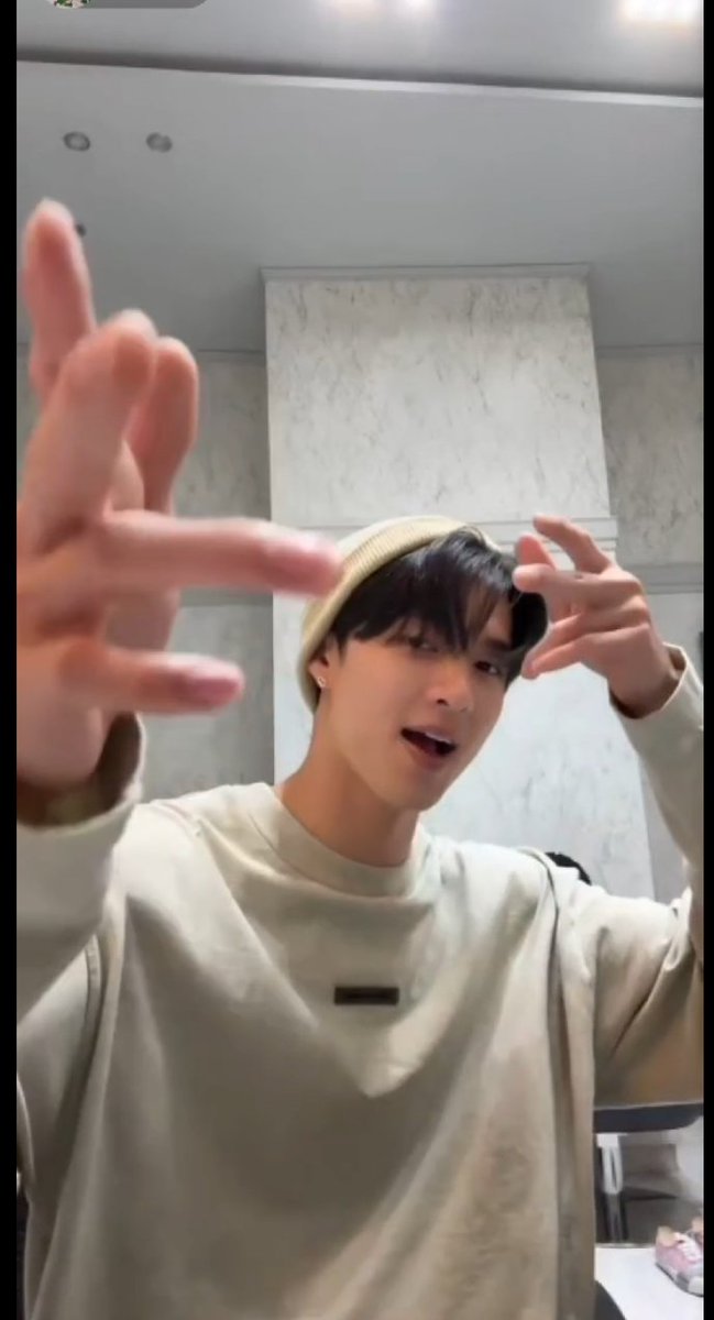 MeeMee414356's tweet photo. လွမ်းတယ်အသဲတုန်းလေရေ😘
#CountDownToMEEN2ndFANSIGN
#Meennicha8 https://t.co/P3qdAv3ZOa