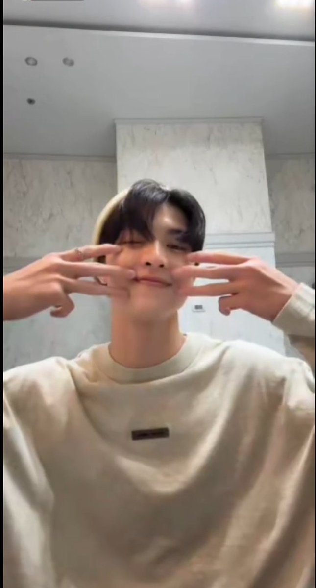 MeeMee414356's tweet photo. လွမ်းတယ်အသဲတုန်းလေရေ😘
#CountDownToMEEN2ndFANSIGN
#Meennicha8 https://t.co/P3qdAv3ZOa