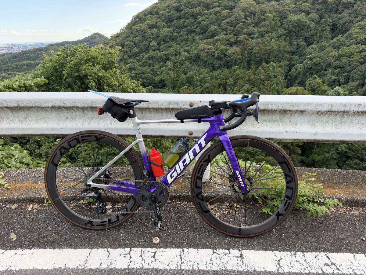 Tete_78's tweet photo. いやぁ、トップチューブバッグを試し装備したんだけど割とダンシング時の太ももとの干渉が気になるなぁ
これで1000mとかどうよ？って気持ちになってる
#ロードバイク #トップチューブバッグ https://t.co/WWItidgeMr