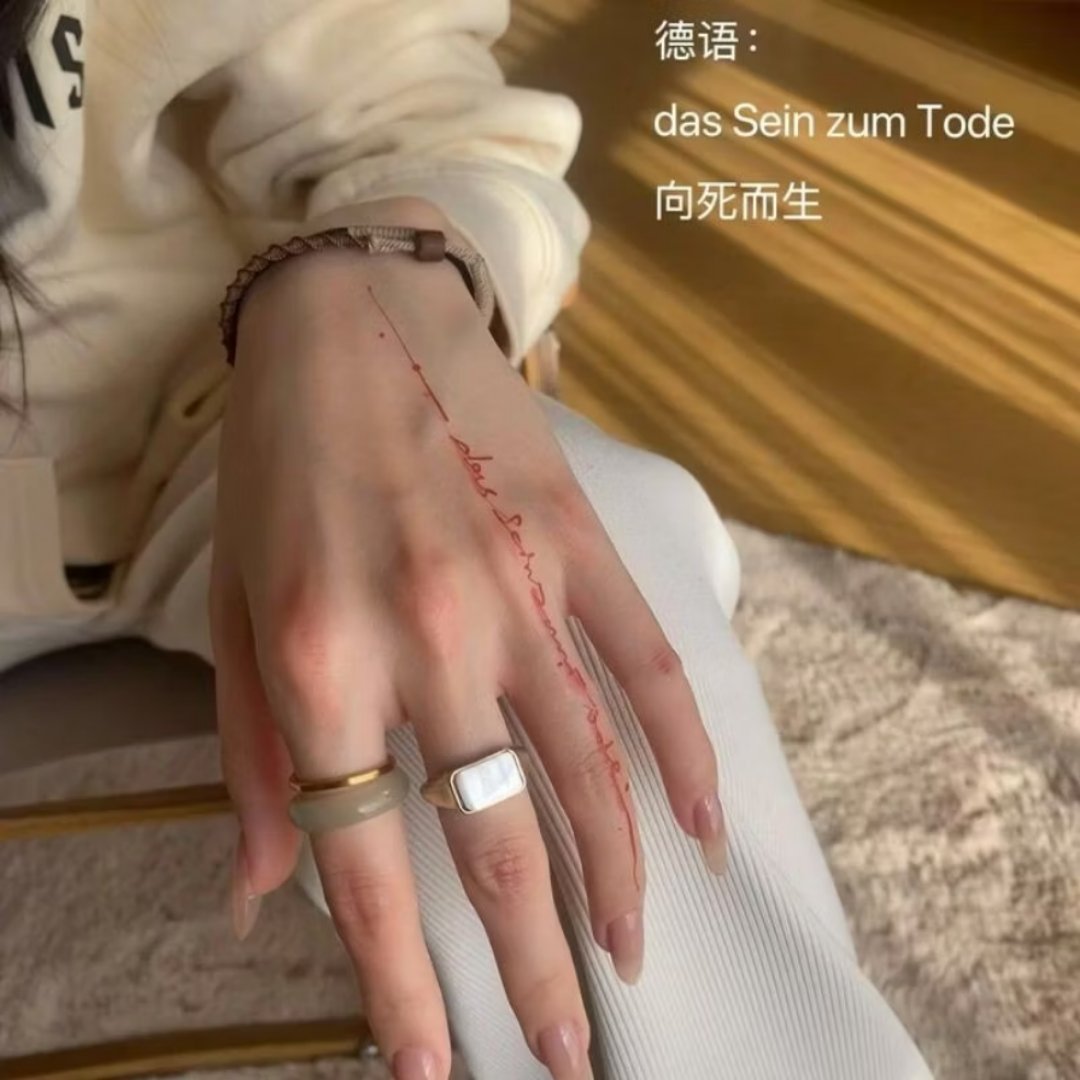vyernwren's tweet photo. Yh is minimalist person, he doesn't really wear much accessories, I think this looks stunning on his hand + fingers (we know he love to flex his hand 😌) https://t.co/eCJmcTZD8v