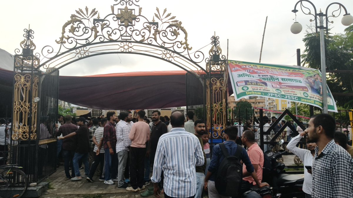 rch_chandan's tweet photo. रांची #JPSCProtest में छात्रों का साथ दीजिए, यहां विपक्ष में #बीजेपी है, दिल्ली-पटना में बच्चों ने इनके ही खिलाफ प्रदर्शन किया है, तो इनके साथ का कोई मतलब नहीं। 
#झारखंड में किसी की भी सरकारें रही हों, पेपरलीक समेत कई अनियमिताएं हमेशा से रही हैं। इसपर सरकार खामोश ही रही है। https://t.co/SLX8tQSvu7