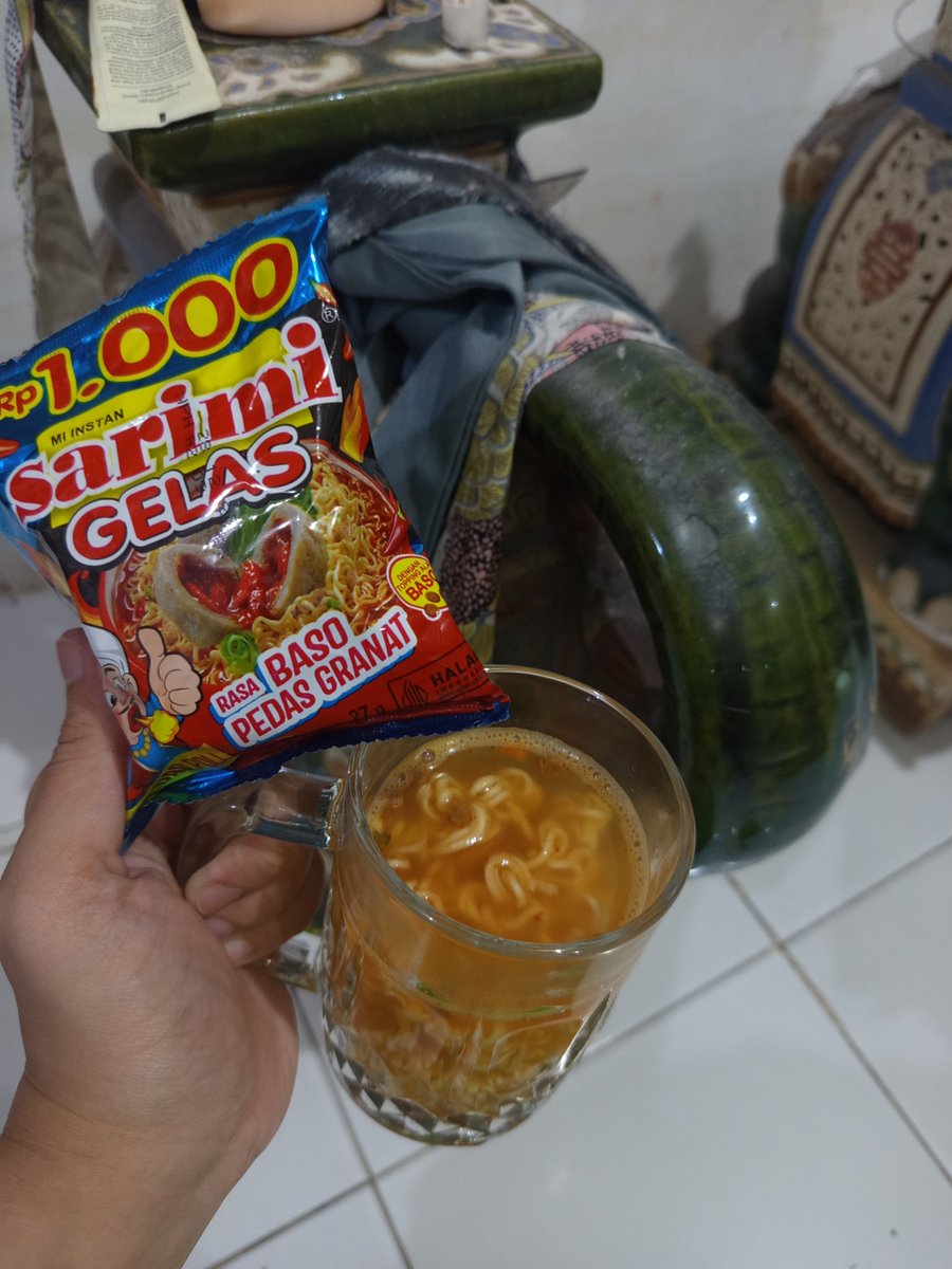 cbhstruggle's tweet photo. Warung sekarang makin lengkap ya, sampai ada sarimi gelas baso granat segala. Siapa nih yang udah nyobain duluan? https://t.co/JyoT6E2v0E