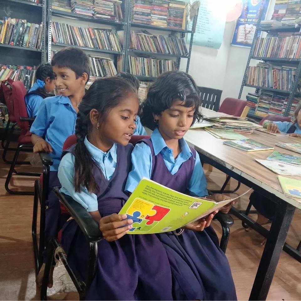 readingkafka's tweet photo. Little girls in the rural public libraries. #readandlearn π·πΏπποΈποΈ https://t.co/7YVdwMJF1q