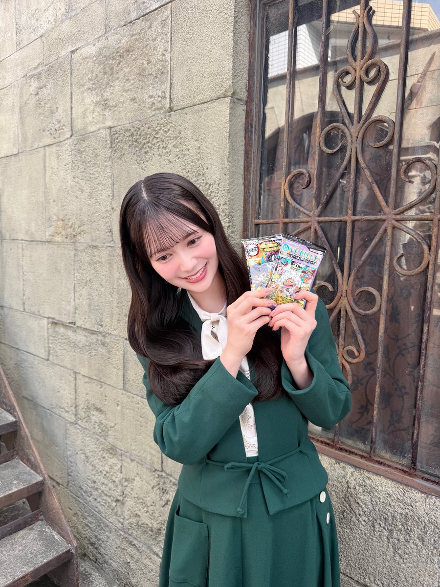 momoka_ito1206's tweet photo. バンダイさんのシール付きウエハース
「にふぉるめーしょん」シリーズ
新CM「鬼滅の刃篇」「ワンピース篇」に出演させていただきます🧌🏴‍☠️

ダイアンさんの津田さんと楽しく撮影させていただきました🤲🏻レアのキラキラのシールもあってたくさん集めたくなっちゃいます！

🔗 https://t.co/ioi5H50cc7 https://t.co/NhKx3rHWUZ