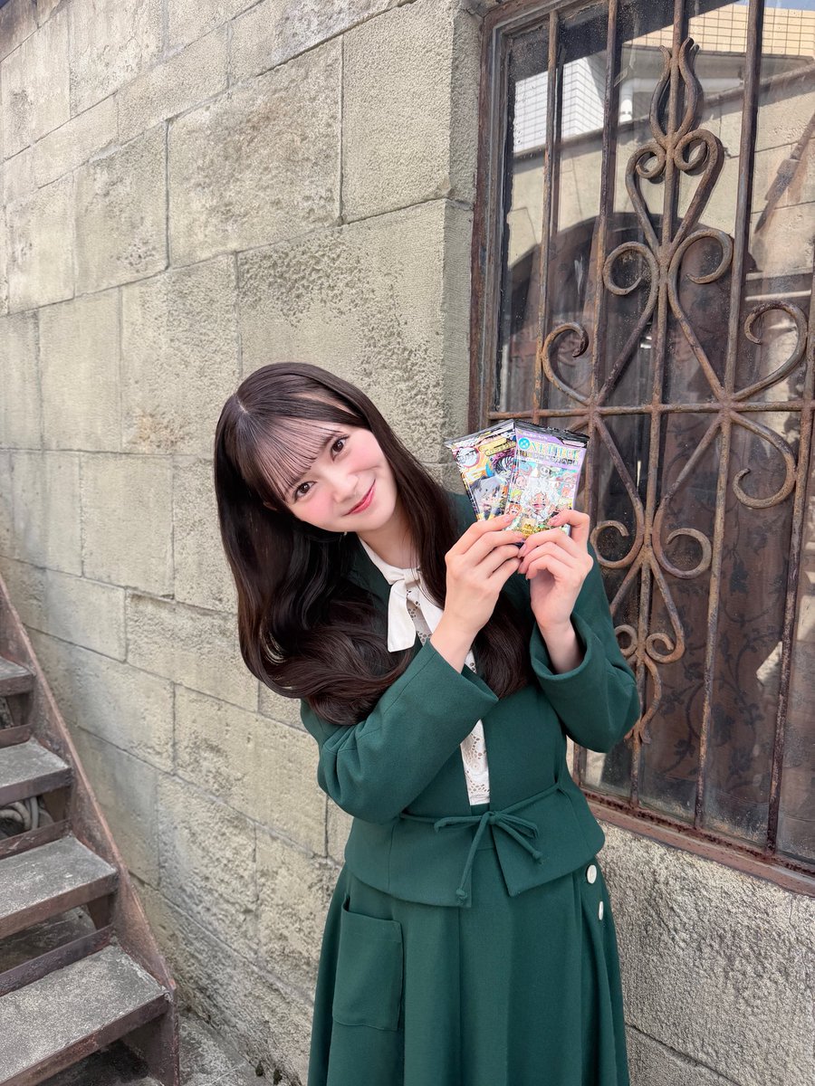 momoka_ito1206's tweet photo. バンダイさんのシール付きウエハース
「にふぉるめーしょん」シリーズ
新CM「鬼滅の刃篇」「ワンピース篇」に出演させていただきます🧌🏴‍☠️

ダイアンさんの津田さんと楽しく撮影させていただきました🤲🏻レアのキラキラのシールもあってたくさん集めたくなっちゃいます！

🔗 https://t.co/ioi5H50cc7 https://t.co/NhKx3rHWUZ