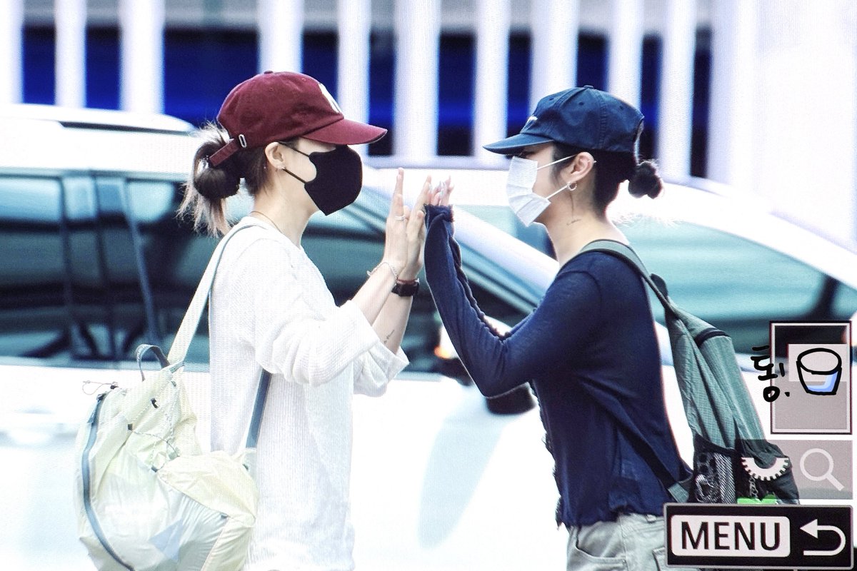EveryMoment1222's tweet photo. 260730  ICN 출국

🍚

#마마무 #문별 #휘인 #MAMAMOO #MOONBYUL #WHEEIN https://t.co/8QoWqvhWFl