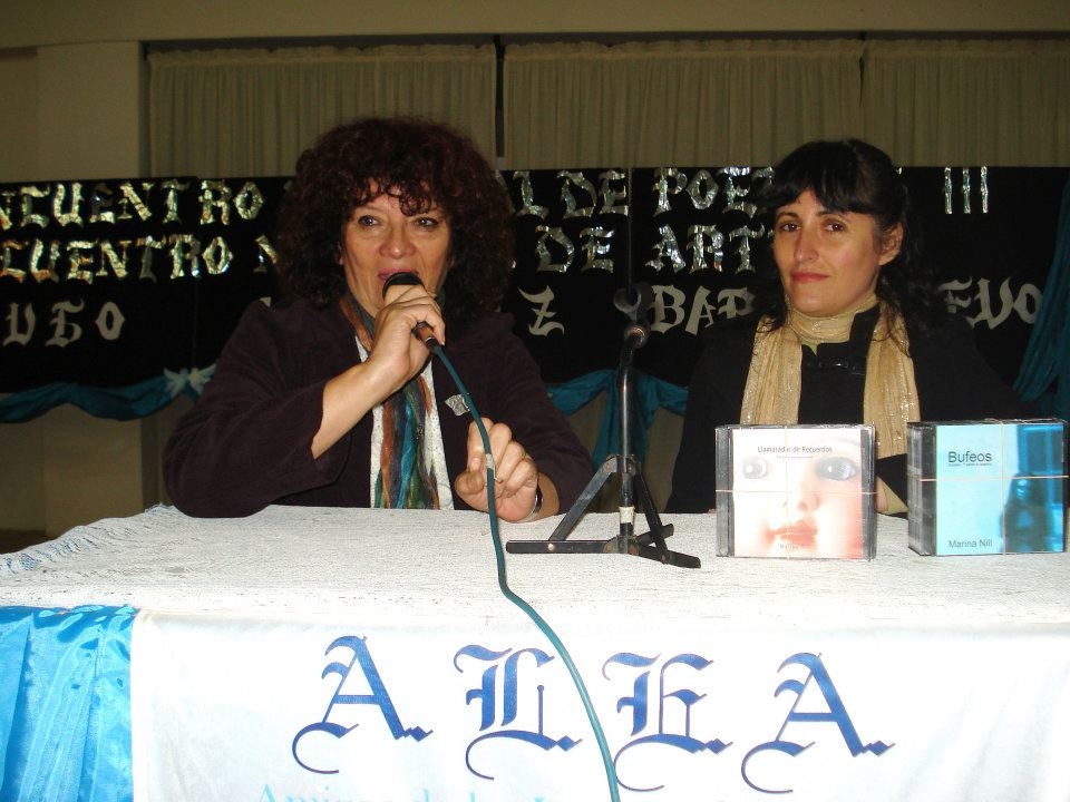 MarinaNill's tweet photo. ¡Otro recuerdo! 😍 Hace quince años, del 29 al 31 de julio de 2011, en el XXVII Encuentro Nacional de Poesía y III Encuentro Nacional de Arte «Hugo Iñiguez Barrionuevo», en el que presentamos mis novelas «Llamaradas de Recuerdos» y «Bufeos». 📚🎙️❤️ https://t.co/Haz2o1EFXn