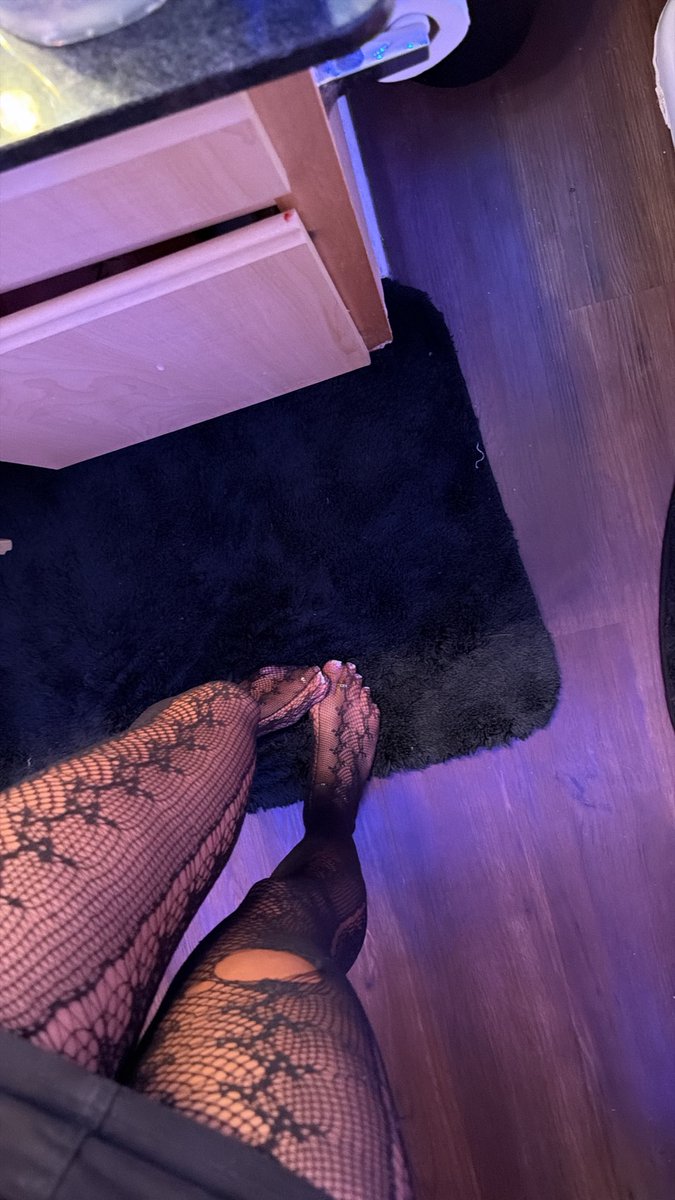 princesssie_'s tweet photo. Black fishnets are sexy #tights #fishnets #lace #toescurl #feet
#footfetısh ￼ https://t.co/i3jJfKm1W2