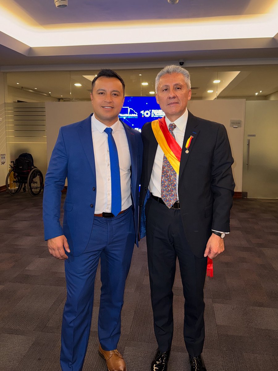 JulianClavijoO's tweet photo. Un honor acompañar a @fedetranscarga en sus 10 años. Los empresarios y el transporte de carga son el motor del país. 🚛🇨🇴

En el gobierno de @ABDELAESPRIELLA , los empresarios serán prioridad. ¡Trabajamos por la patria milagro!

Mañana les contamos todo. ¡Muy atentos a las redes! 👀👇