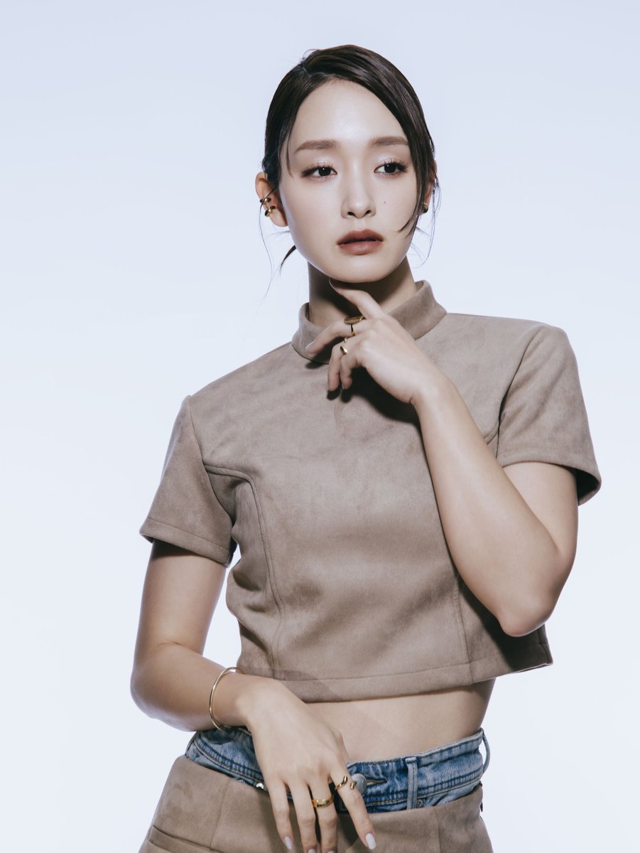 suqqu_official's tweet photo. ヘア＆メイクアップアーティストの岡田知子さんと、俳優の剛力彩芽さんが彩る秋のメイクルック提案。
知的なモーヴブラウンのリップには、パールの瞬きと透け感でピュアな目元を合わせて。

SUQQU 2026 秋 カラーコレクション
ルックの詳細はこちら
https://t.co/340QgSuYpK
#SUQQU https://t.co/q6ryVcz9ux