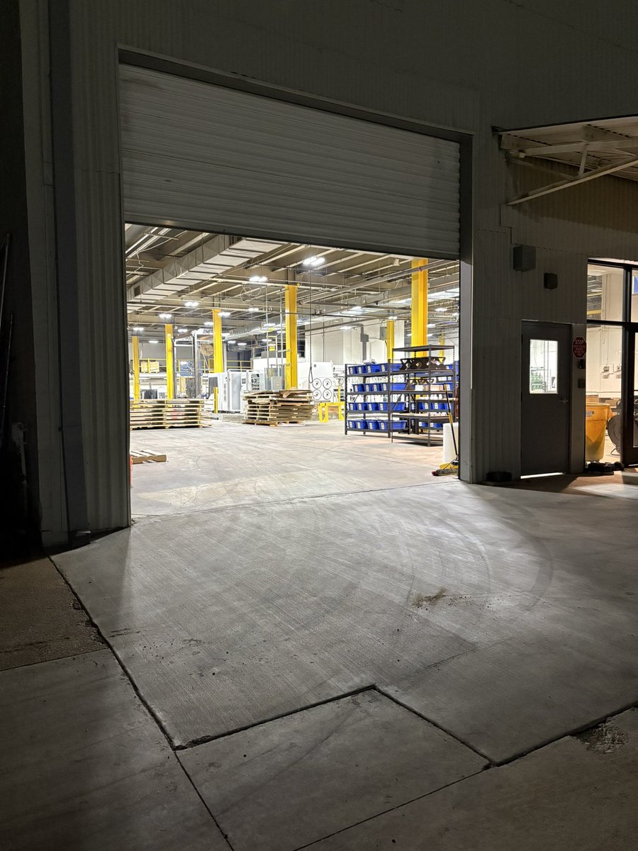 KennethCassel's tweet photo. Full moon night shift at RMFG https://t.co/MVxalsRHlJ