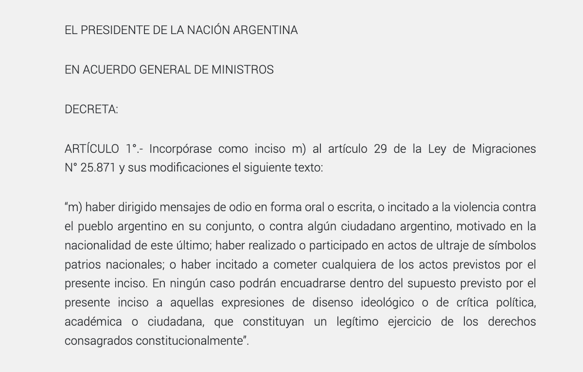 maxifirtman's tweet photo. Por DNU* el presidente modificó la Ley de Migraciones.

🚫Prohibición de ingreso al país
🚫Expulsión del país
🚫Cancelación de residencia

A quien:
—Haya dirigido mensajes de odio en forma oral o escrita o incitado a la violencia contra el pueblo argentino o algún ciudadano argentino por su nacionalidad.
—Haya participado en actos de ultraje de símbolos patrios nacionales.
—Haya incitado a cualquiera de las cosas anteriores

* ilegal, como todo DNU firmado sin urgencia, sin necesidad y con el Congreso en funcionamiento; el 99,9% de los DNU hace décadas.