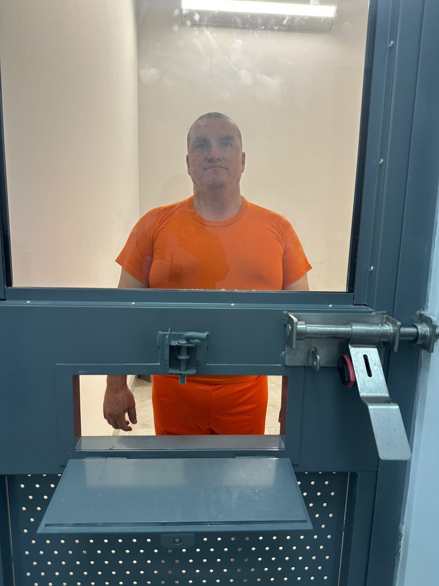 lahistoriaec's tweet photo. Baldor sin melena. El ministro del Interior @JohnReimberg enseñó fotos del detenido ex alcalde de Ponce Enríquez, Baldor Bermeo, rapado y sin su larga cabellera, en la cárcel de El Encuentro de Santa Elena. https://t.co/hn8thUML18