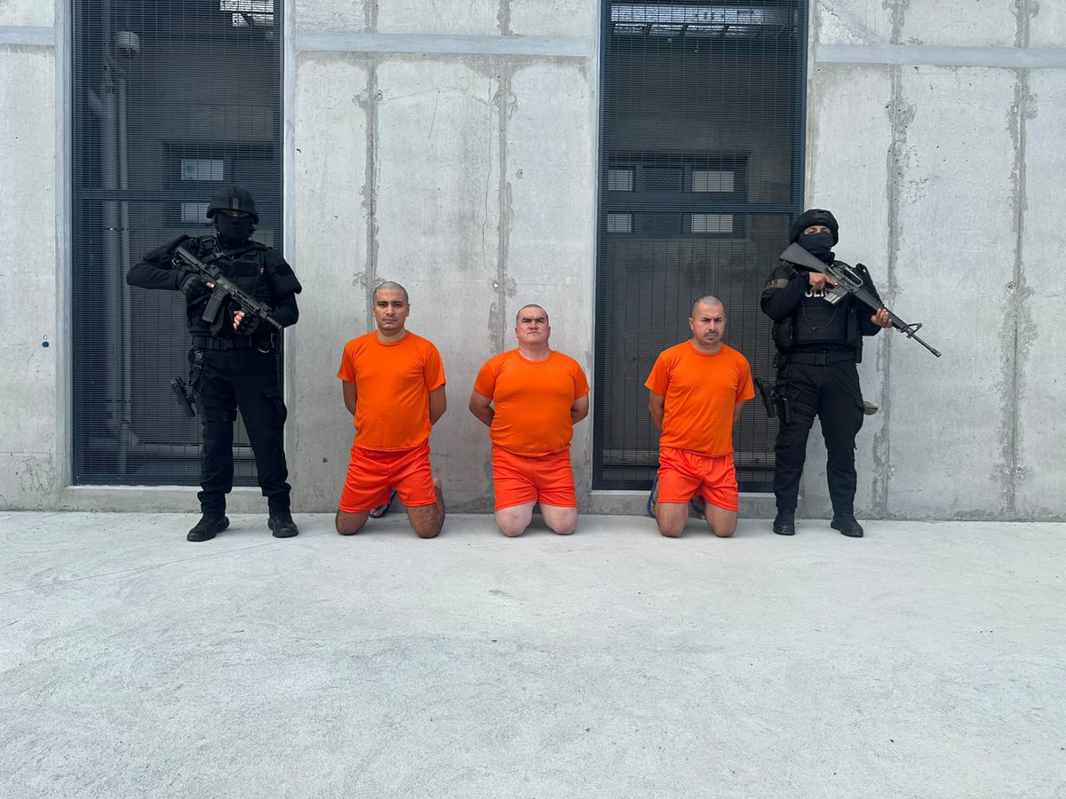 lahistoriaec's tweet photo. Baldor sin melena. El ministro del Interior @JohnReimberg enseñó fotos del detenido ex alcalde de Ponce Enríquez, Baldor Bermeo, rapado y sin su larga cabellera, en la cárcel de El Encuentro de Santa Elena. https://t.co/hn8thUML18