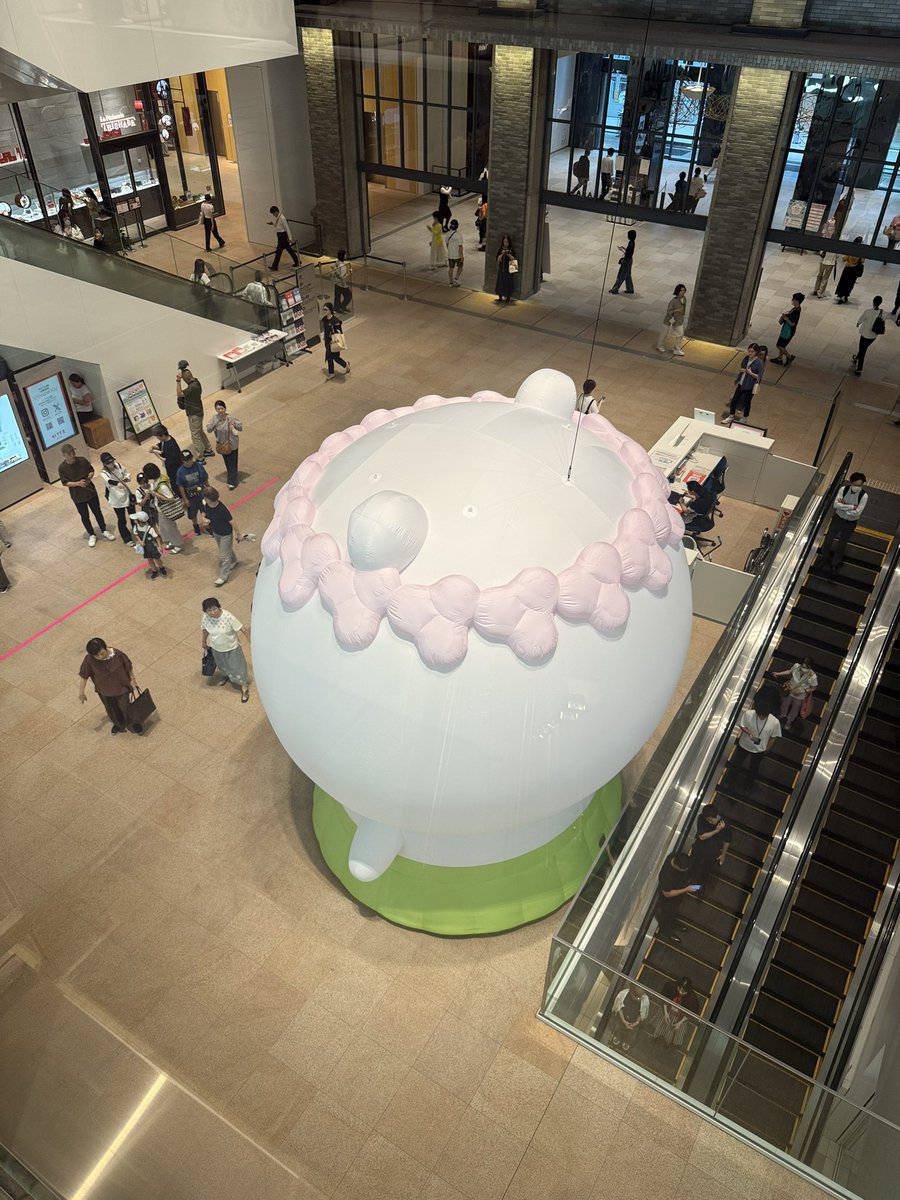 pulf1206's tweet photo. #JR東海巨大ちいかわキャンペーン

BIGすぎるちいかわ、かわいい。見にきて良かった。
KITTE大阪、駅西口側の入口装飾がちいかわベーカリーで良き🥐 https://t.co/VLh6SvfhhF