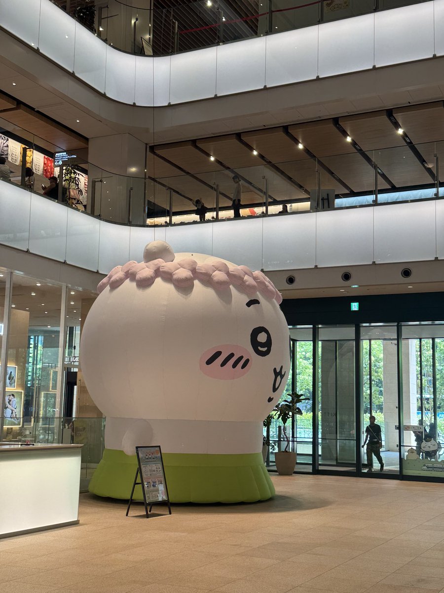 pulf1206's tweet photo. #JR東海巨大ちいかわキャンペーン

BIGすぎるちいかわ、かわいい。見にきて良かった。
KITTE大阪、駅西口側の入口装飾がちいかわベーカリーで良き🥐 https://t.co/VLh6SvfhhF