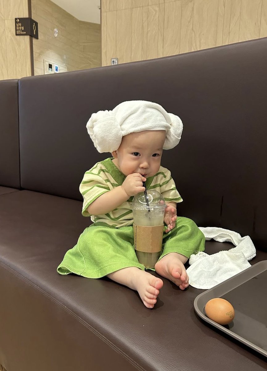 9uuni's tweet photo. 사람이 어떻게 음료수컵만해 https://t.co/kmPIOG9OXZ