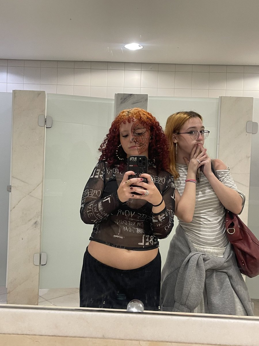 middleabouth's tweet photo. sim, o encontro de mutuals virou uma amizade concreta @nunurybelo nem amo https://t.co/T3QFVD3GF4