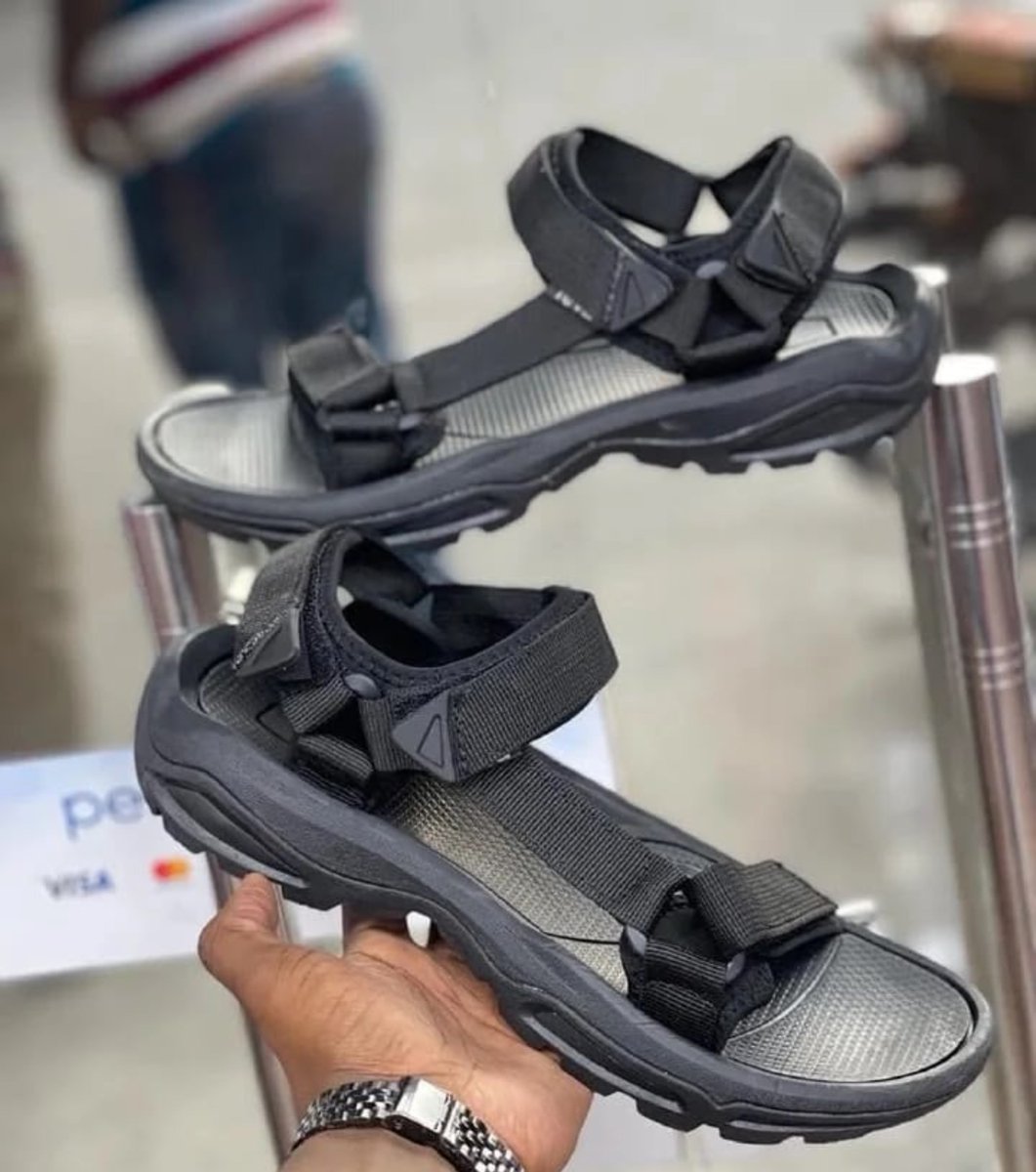 bon_macharia's tweet photo. Weekend is around the corner. time to shut down those laptops and take off those closed shoes. usikose open shoe ya kuenda out kindly reach out on WhatsApp 0700764798 price is only 2000. Delivery done country wide. @Osama_otero @mbiti_mwondi https://t.co/5kDPihLP8k
