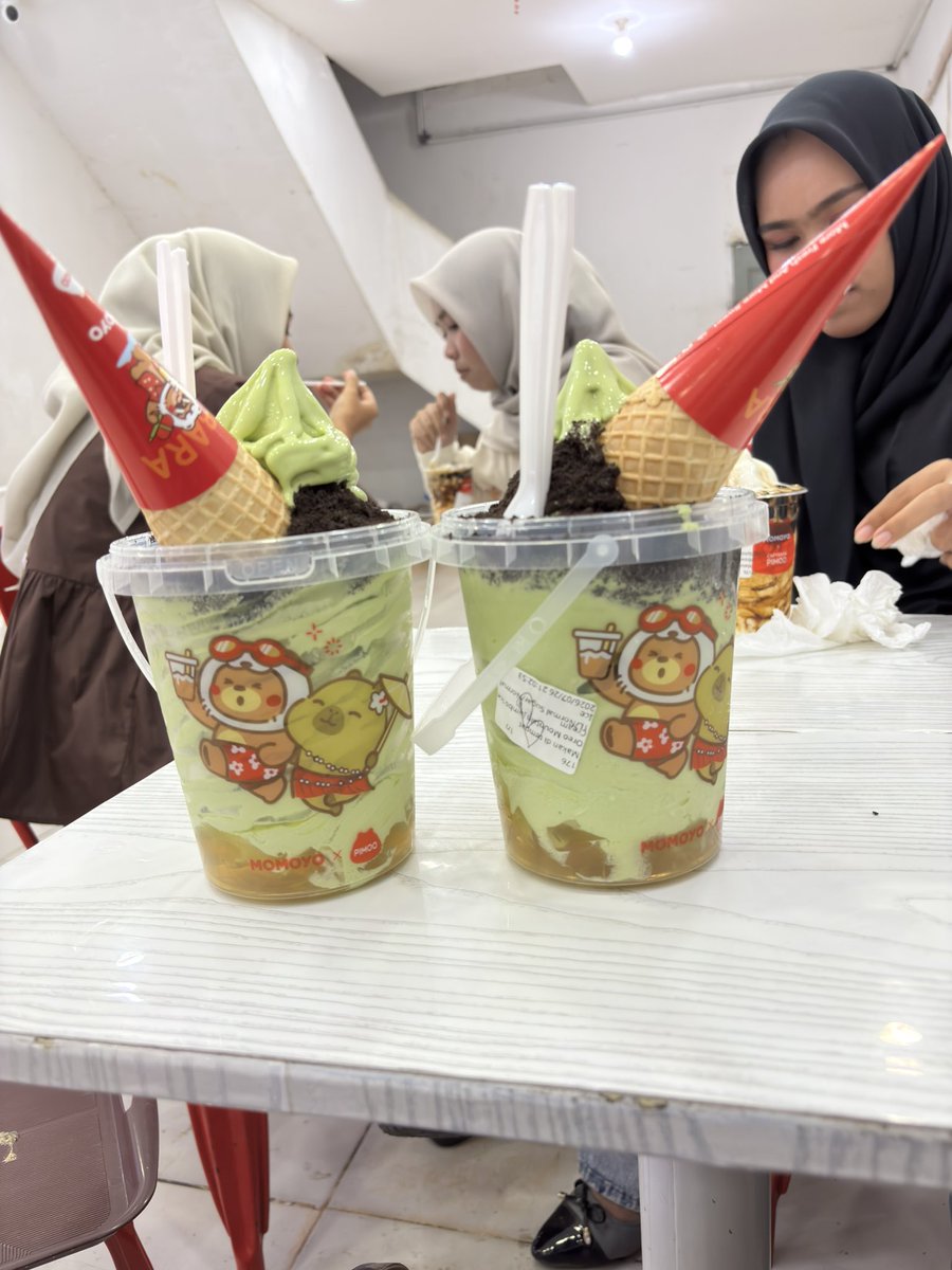 squirward_'s tweet photo. Baru tau ada ice cream se ember. Gimana ngabisin nya😭 https://t.co/CyXKSCCsT6