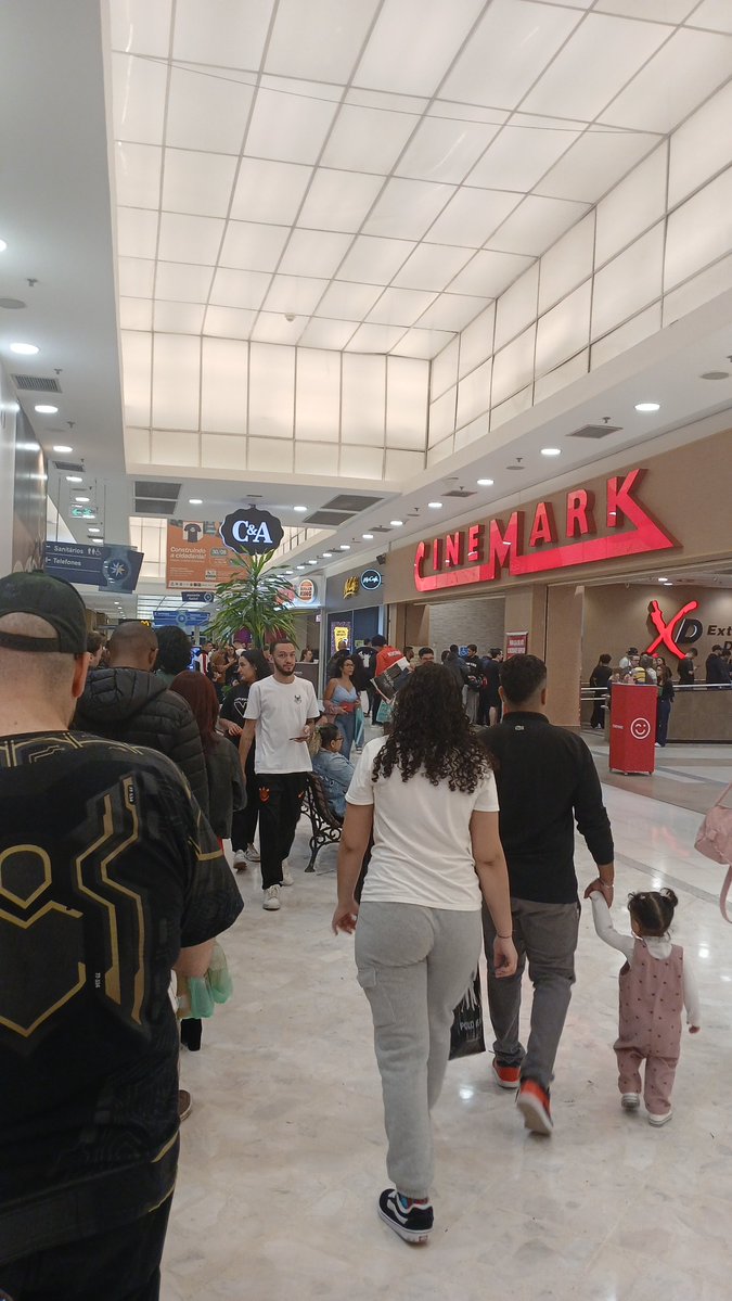 SkiDeraS's tweet photo. Israel ganhou uma luta hj... Pqp o que foi essa fila no Cinemark pro filme do homem aranha vei https://t.co/ed3tFuhfKs
